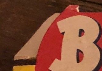 En låda med bilder. I lådorna fanns genomskinliga plastpåser med 12 spelare i varje.